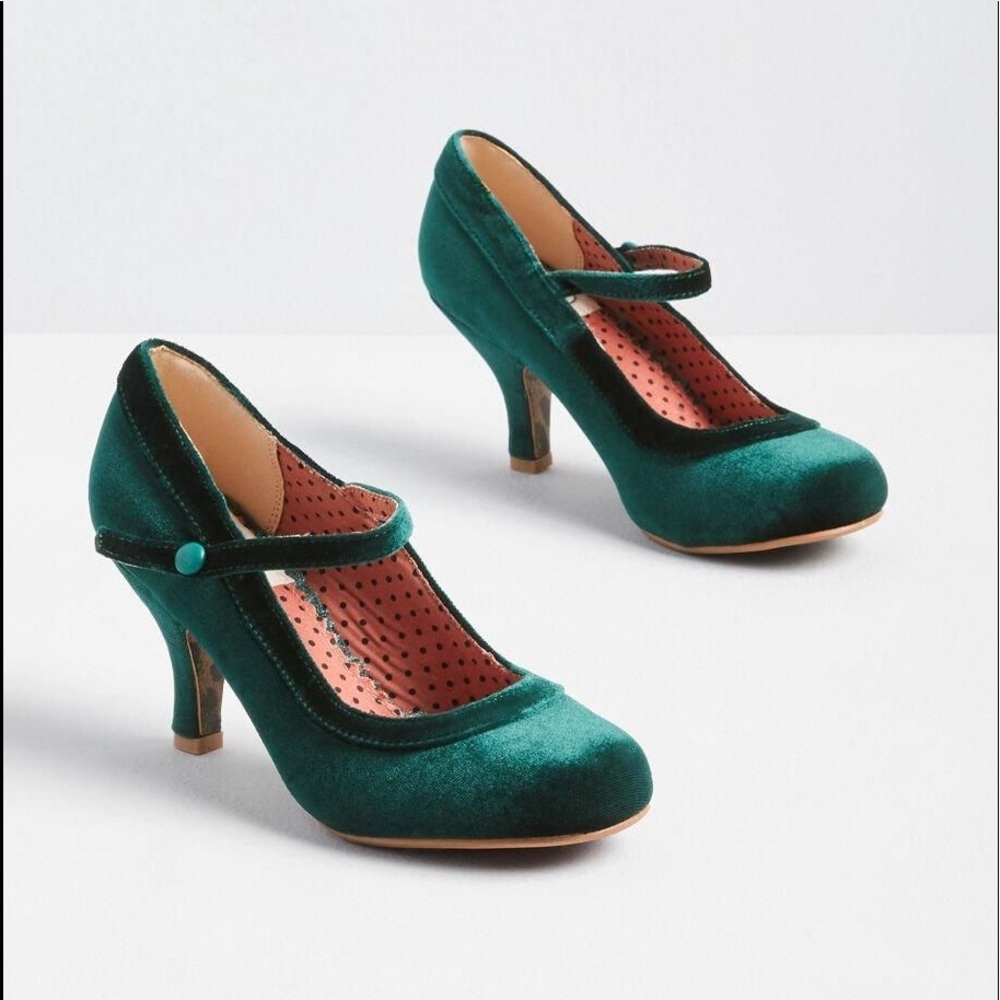 Bettie Page Green Velvet Heels size 8